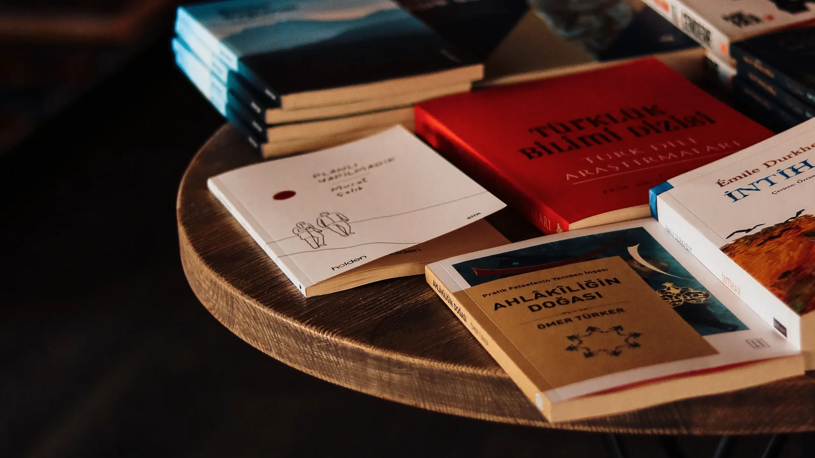 Books of different sizes displayed on a round table, representing choosing a book trim size